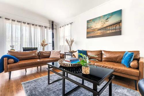 Spacious 4 bedroom home by Melrose and 10 minutes to Hollywood Walk of Fame, Los Angeles