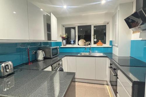 2 Bed-Sleeps 5-Private Garden-Free Parking in Hughenden