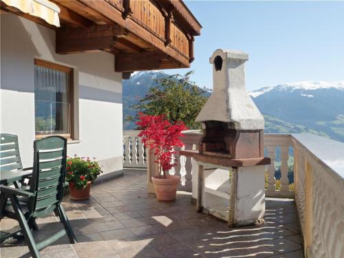 Erkély/terasz, Apartment in Zillertal near Ski Slopes in Fugenberg
