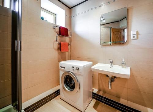 Two room artistic studio in the center of Riga with self check-in and free parking, Riga (photo 6)