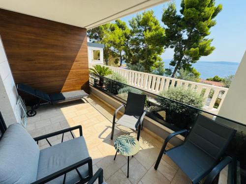 Luxury Beachfront Villa Carlisa in Okrug Gornji