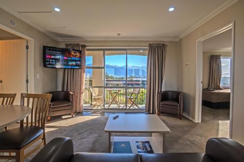 Shared lounge/TV area, Mondello Motels in Kaikoura