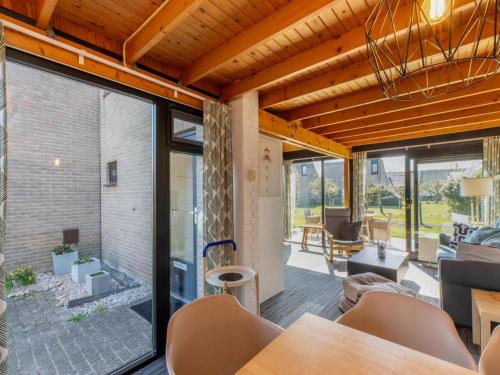 Létesítmények, Holiday Home near Beach with Pool Access in Hogeweg