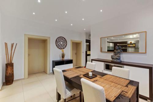 Grand Elegant Family Stay - AC, Netflix & Old Town, Bratislava (fotografie 4)