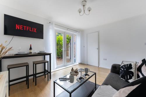 City Centre House with Secure Driveway Parking, Neflix, Garden, Long Stay Savings, Liverpool (photo 2)