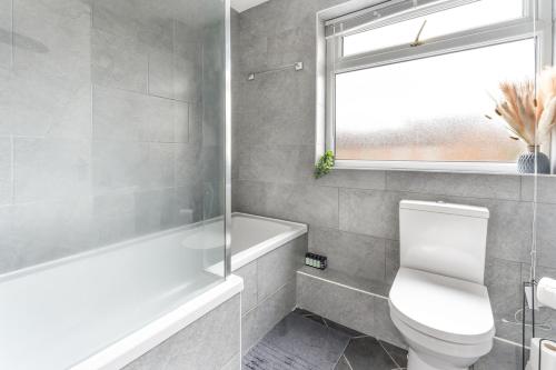City Centre House with Secure Driveway Parking, Neflix, Garden, Long Stay Savings, Liverpool (photo 4)