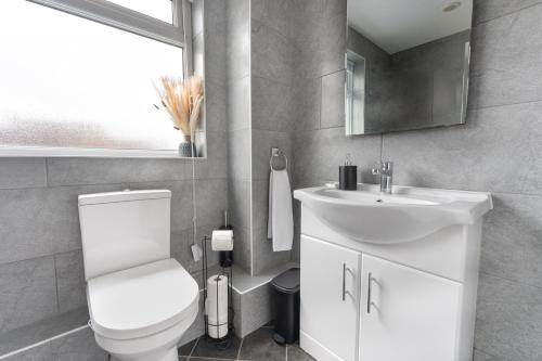 City Centre House with Secure Driveway Parking, Neflix, Garden, Long Stay Savings, Liverpool (photo 5)