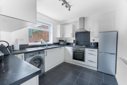 City Centre House with Secure Driveway Parking, Neflix, Garden, Long Stay Savings, Liverpool (photo 7)