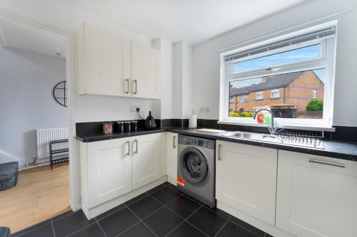 City Centre House with Secure Driveway Parking, Neflix, Garden, Long Stay Savings, Liverpool (photo 8)