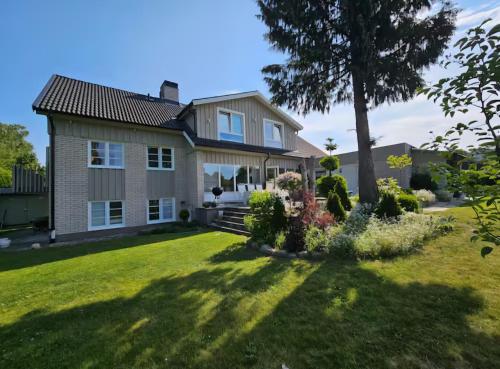 Dream house with garden – khách sạn tại Malmen
