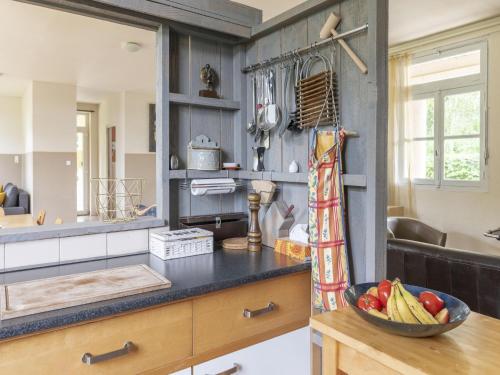 virtuve, Burgundy Poolside Getaway in Cuzy