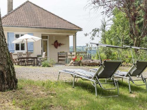 Dārzs, Burgundy Poolside Getaway in Cuzy