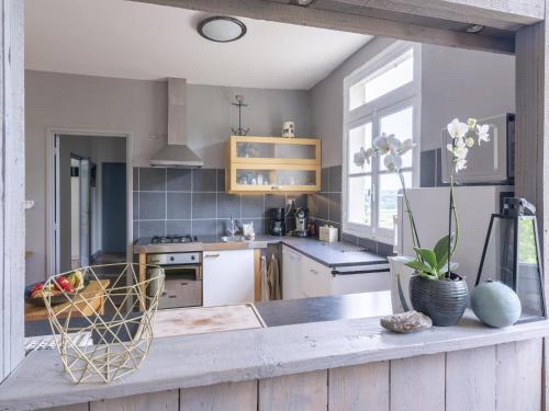 virtuve, Burgundy Poolside Getaway in Cuzy