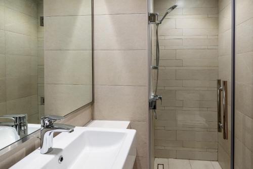 Allsopp & Allsopp - 1-Bedroom Apartment in Azizi Riviera 27 Meydan - image 3