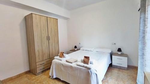 Habitación amplia luminosa con aire acondicionado