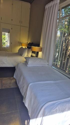 1 queen bed, 3 twin beds