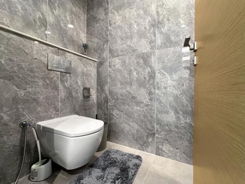 Golden Glow Getaway 1BR in JVC, Дубай (фото 10)