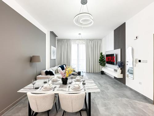 Golden Glow Getaway 1BR in JVC, Дубай (фото 4)