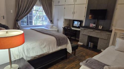 1 double bed, 1 twin bed