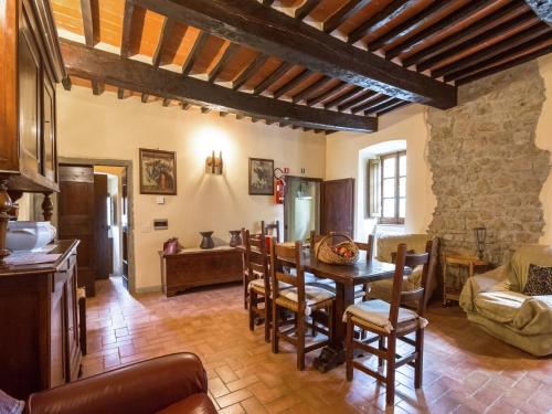 Iekārtas, Rustic Comfort with Modern Touch in Monterchi