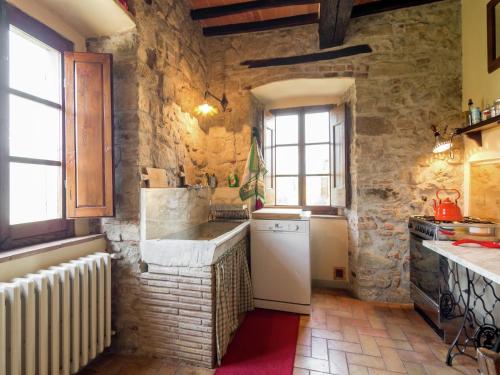 virtuve, Rustic Comfort with Modern Touch in Monterchi