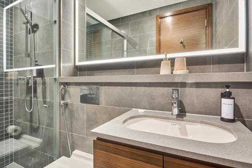STAY BY LATINEM Luxury 1BR Holiday Home CB 1008 Near Burj Khalifa, Dubai (photo 3)