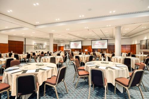 Crowne Plaza Brugge By IHG - image 2