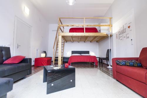 1 queen bed, 1 twin bed, 3 sofa beds
