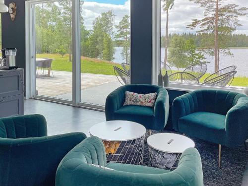 Spacious Lakeside Villa with Sauna in Hacksvik