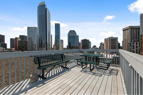Kilátás, 3-Min Walk to Convention Ctr - 2BR Skyline View in First Domb
