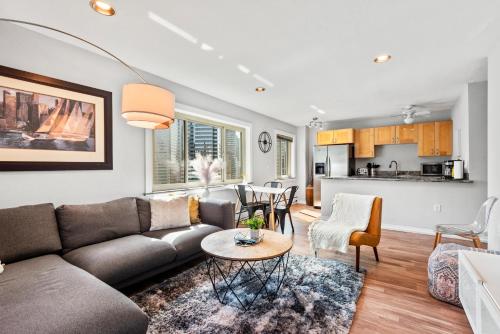 3-Min Walk to Convention Ctr - 2BR Skyline View in First Domb