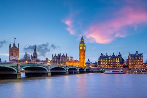 Panoramic Perfection Marble Arch 2BR Penthouse 74 - image 4