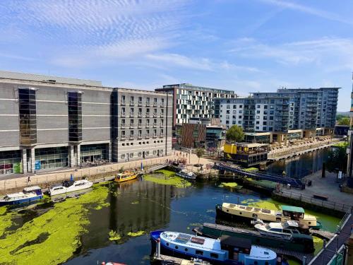 2-Bed 2 Bath Apartments at Leeds Dock with Balcony, Leeds (Foto 3)