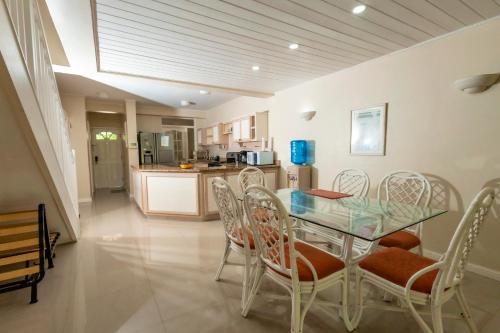 Bayview Town House 10- Central Stay with Ocean Views in แคพ เอสเตท