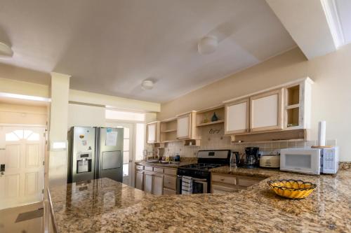 Bayview Town House 10- Central Stay with Ocean Views in แคพ เอสเตท