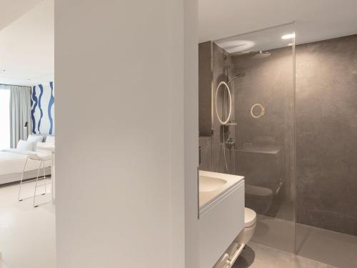 room detail thumbnail 2