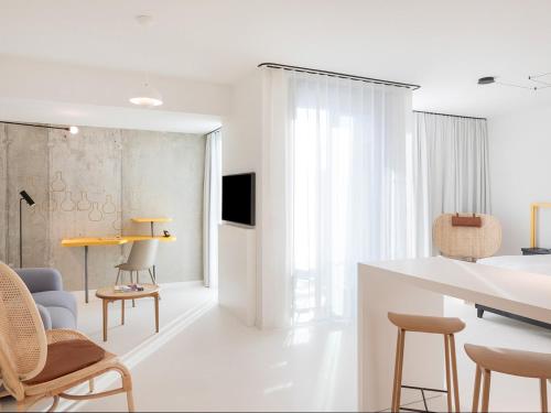 room detail thumbnail 1