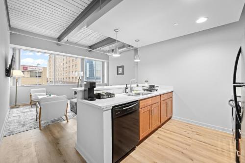 Spacious 2 BD Apt l Downtown Cleveland l Free Parking, Cleveland (photo 8)