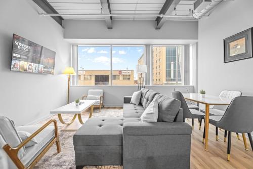 Spacious 2 BD Apt l Downtown Cleveland l Free Parking, Cleveland (photo 3)