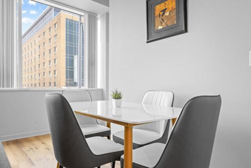 Spacious 2 BD Apt l Downtown Cleveland l Free Parking, Cleveland (photo 6)