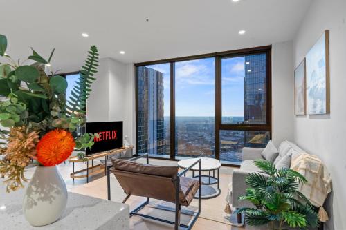 Luxury 3BR in Melbourne CBD with Skyline Views, Pool, Gym, Sauna