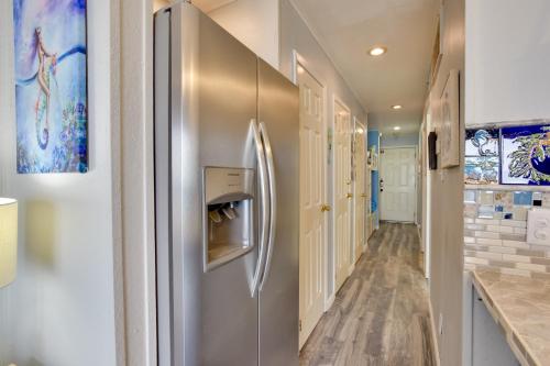 Waterfront Corpus Christi Condo with Pool Access - image 3