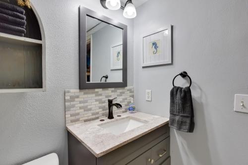 Waterfront Corpus Christi Condo with Pool Access - image 12