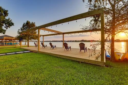 Willis Waterfront Home with Deck on Lake Conroe! in Willis, USA