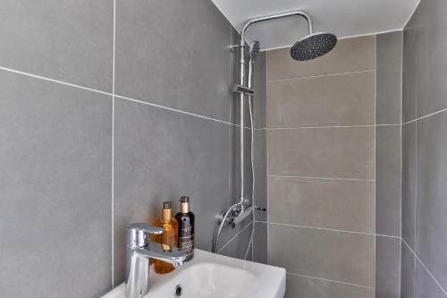 Urban Flat 117 - Parisian Apartment in the Center - image 6