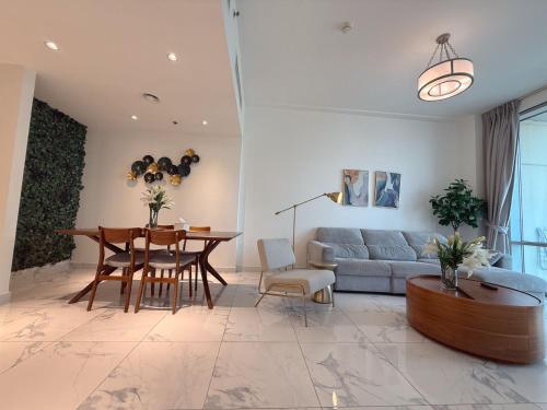 Premium 1BR W Canal & Burj View in Al Habtoor City, Dubaj