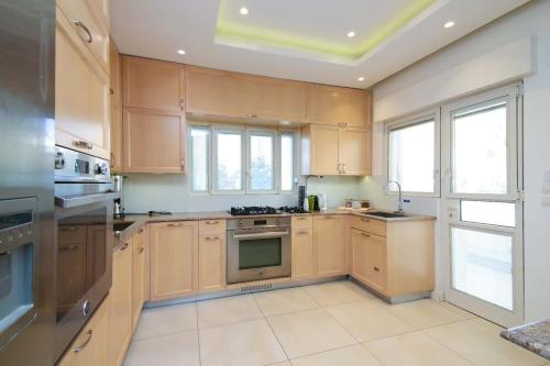 Bright, Spacious, & Homey Central Rechavia Residence, Иерусалим (фото 4)
