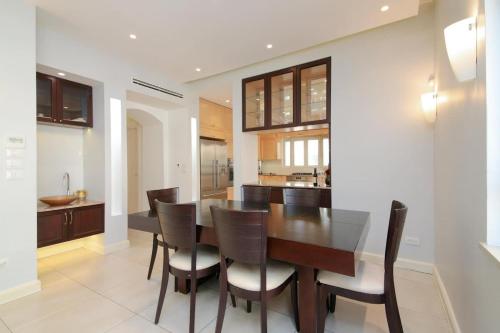 Bright, Spacious, & Homey Central Rechavia Residence, Иерусалим (фото 5)