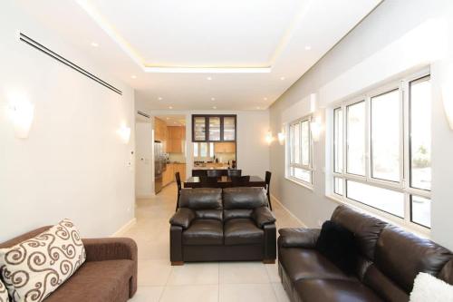 Bright, Spacious, & Homey Central Rechavia Residence, Иерусалим (фото 8)