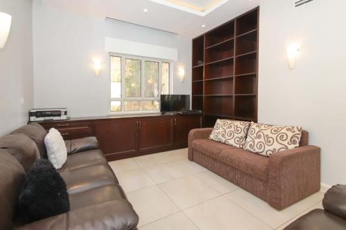 Bright, Spacious, & Homey Central Rechavia Residence, Иерусалим (фото 9)